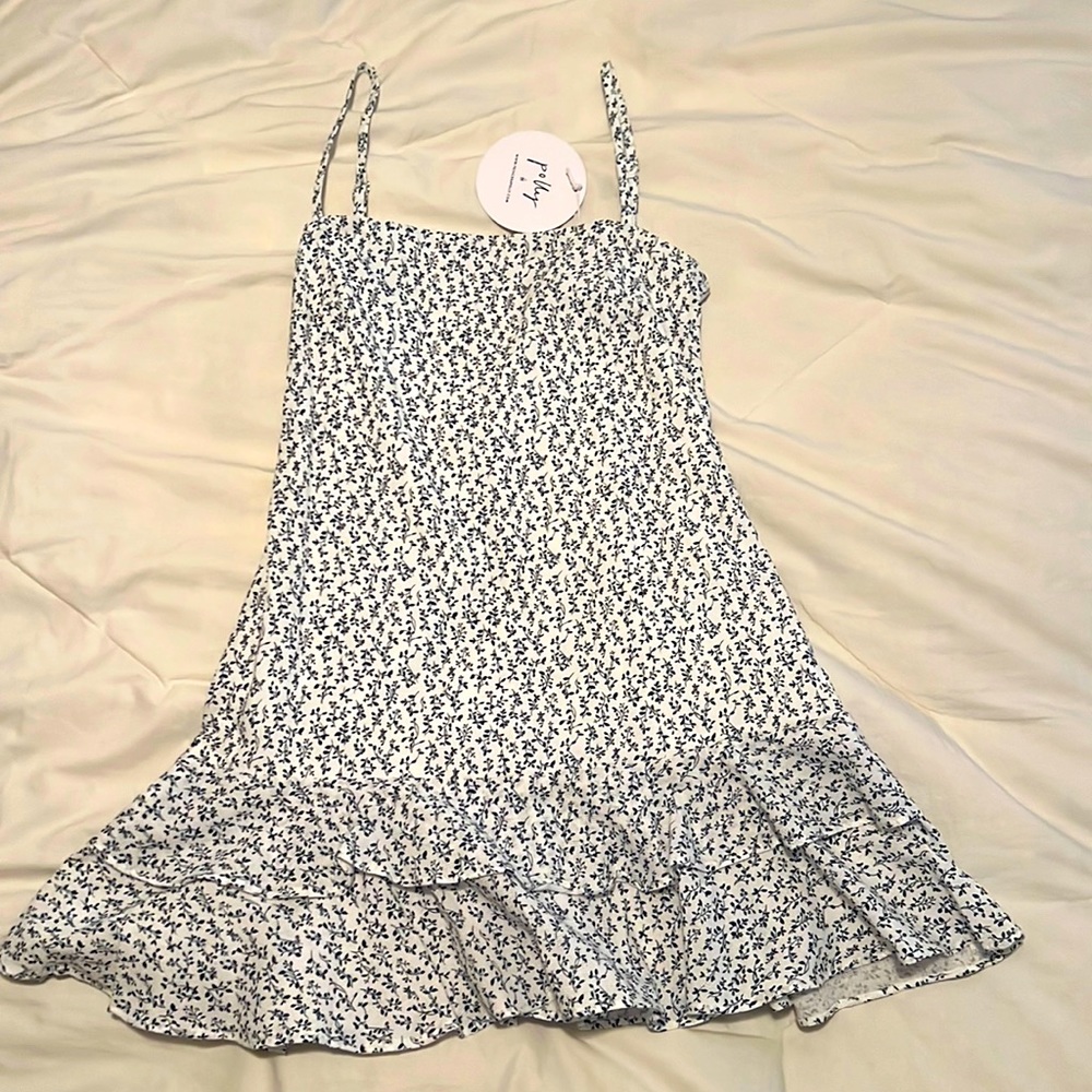 Princess Polly Sunmer Dress. Size 4 with a pretty flower pattern.